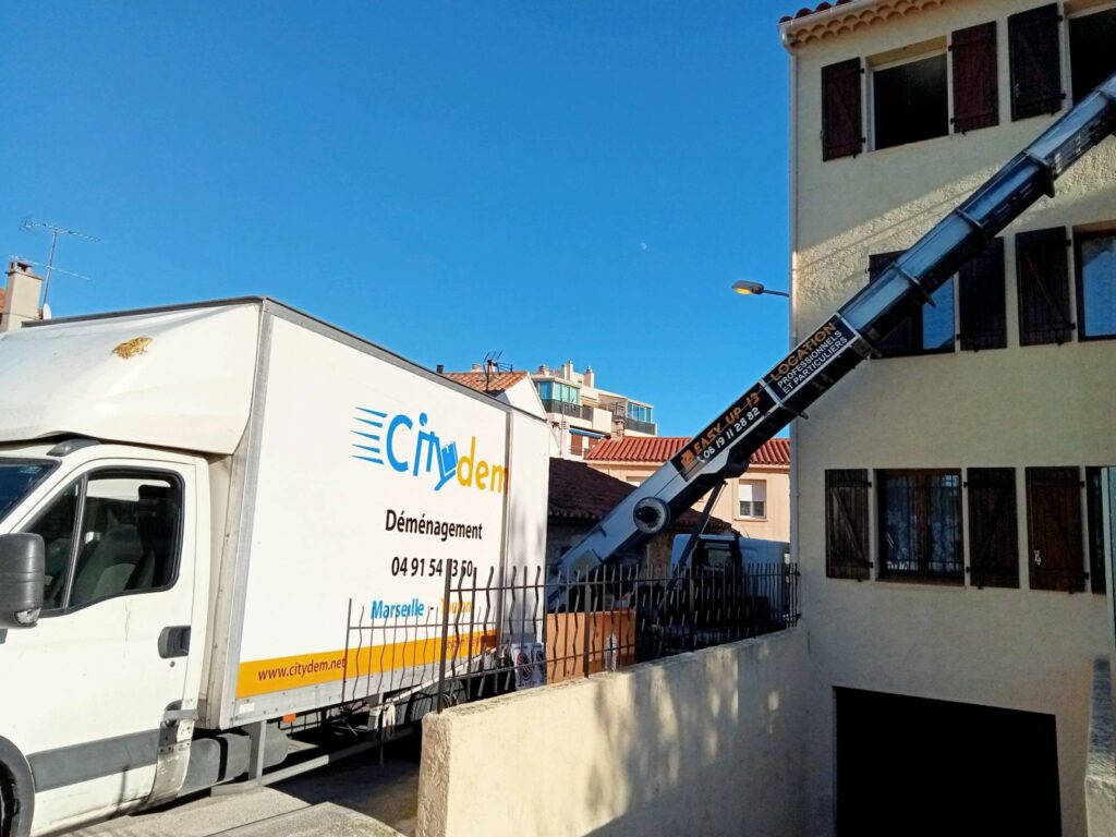 Déménagement dans un étage d'appartement grâce à un monte-charge.