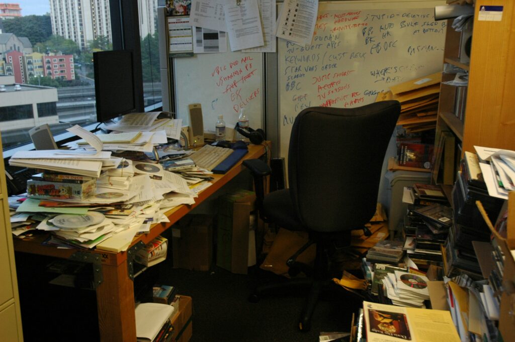 Un bureau professionnel très fortement encombré.