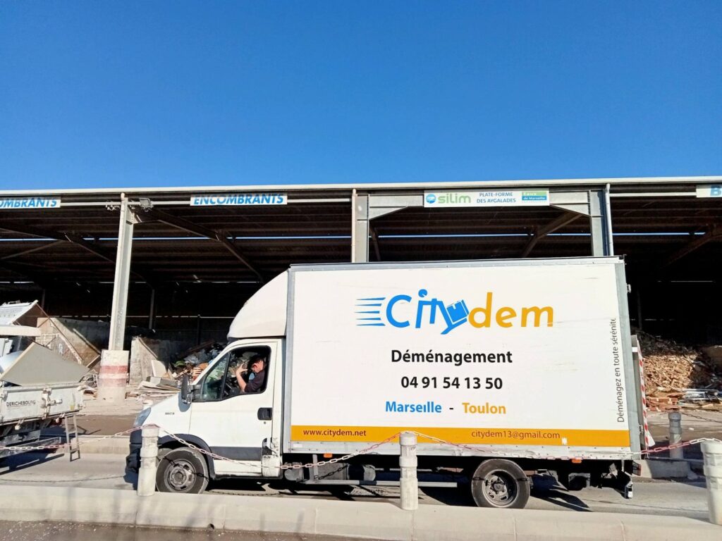 Le camion de déménagement CItydem devant un entrepôt à débarrasser.