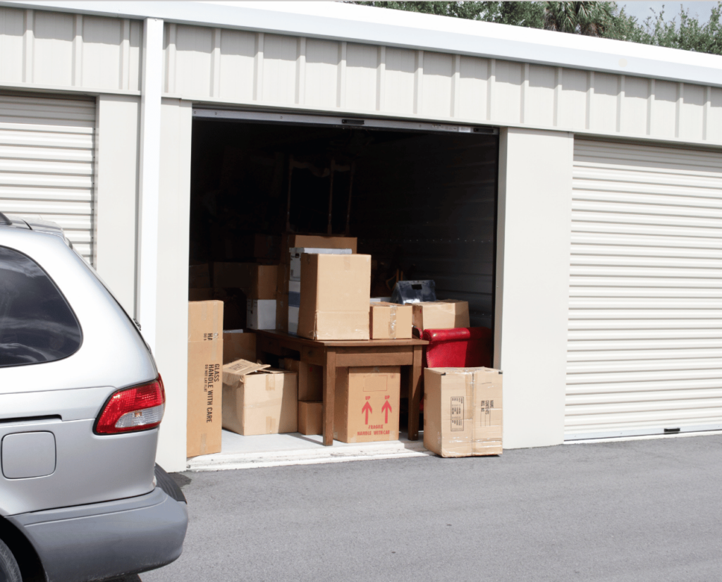 Divers cartons stockés dans un box garde-meuble.