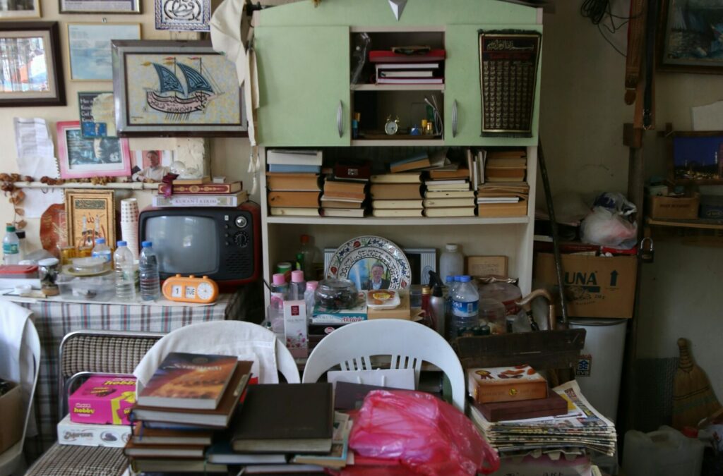 Une maison fortement encombrée devant être débarrassée.